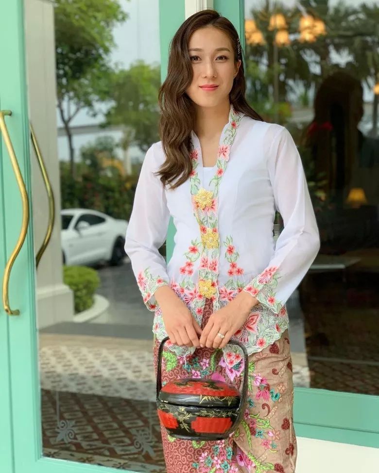 ​暗示生足球队！前TVB人气花旦收粉丝全家福绘画图：太有爱了