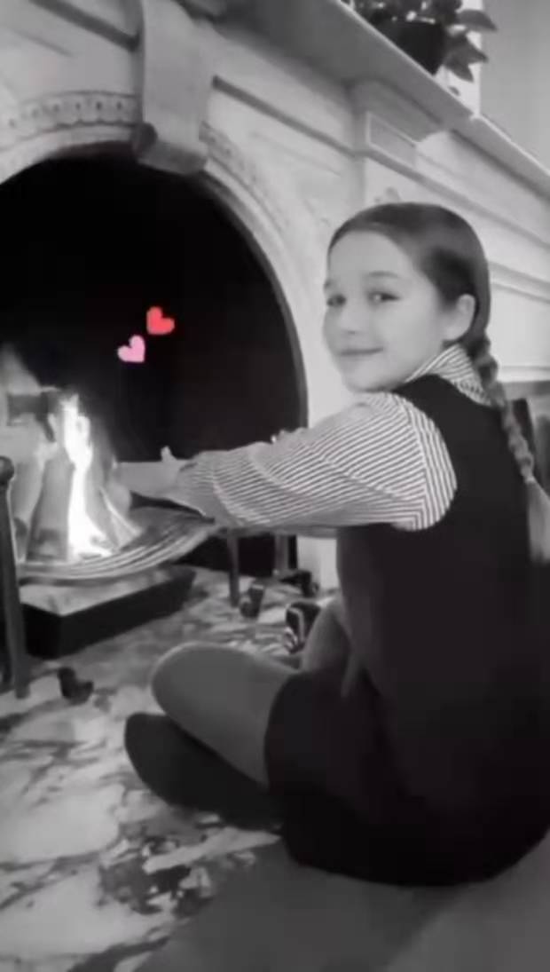 维多利亚晒小七近照！穿背心裙露出小粗腿，扎麻花辫回眸一笑太甜