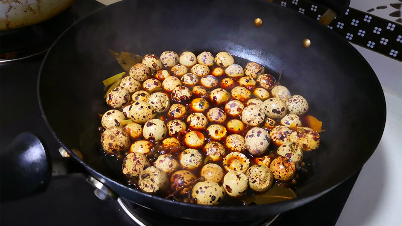 煮鹌鹑蛋避免偏黄,煮鹌鹑蛋水里放盐