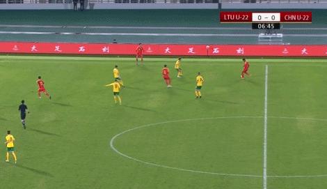 比国足更糙？国奥球员2次神级停球失误看呆球迷，网友：正常水平