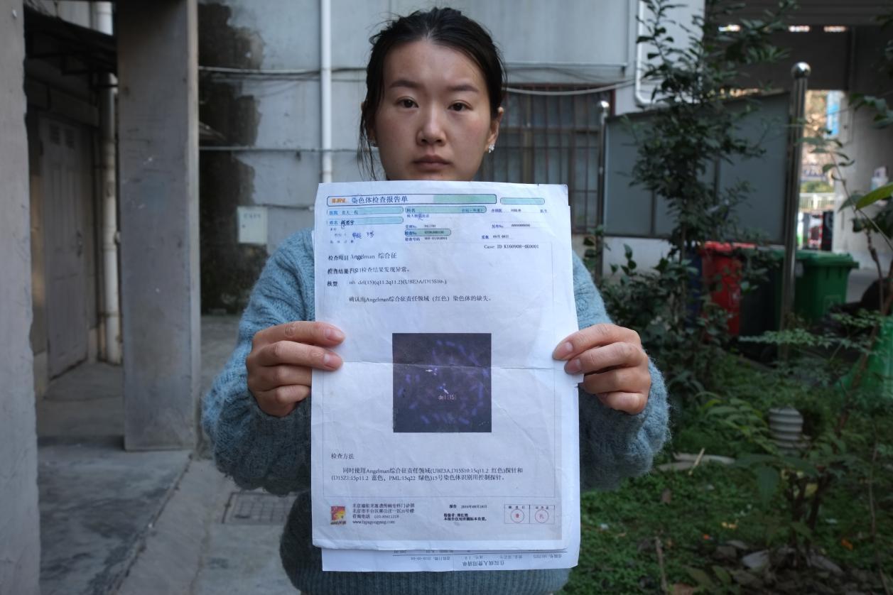 8岁女孩被称“快乐木偶”，总是笑容灿烂，家人却整日以泪洗面