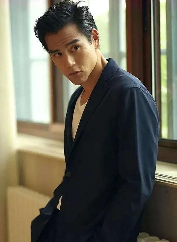 天生“花心脸”，痞帅不油腻，这6位自带坏男生魅力，不耍帅也酷