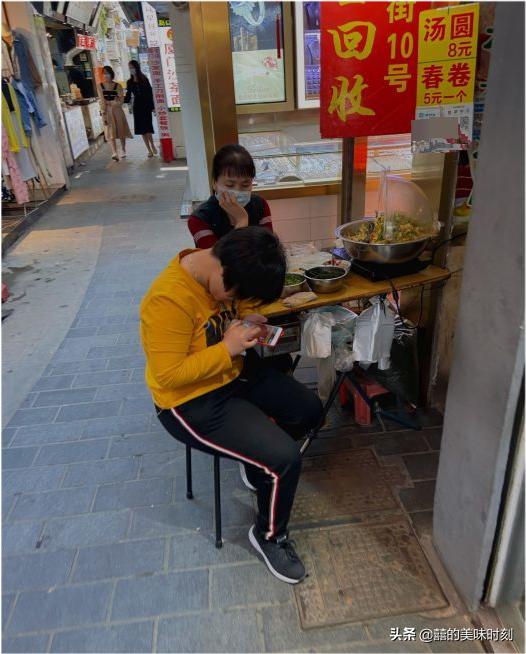 母女俩路边卖面食,福建两母女