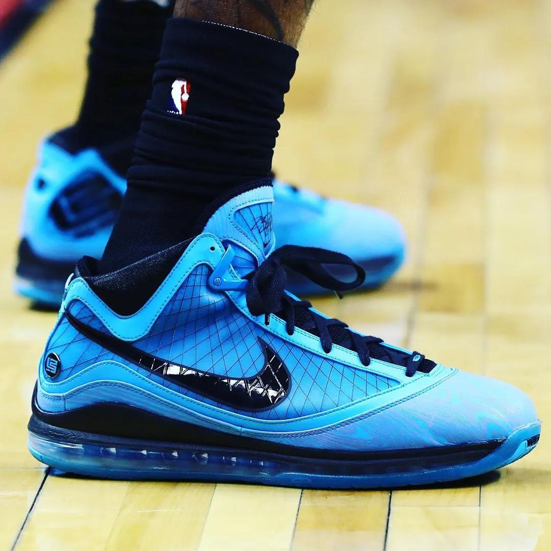 aj黄蜂队配色,nba球员上脚aj11红色