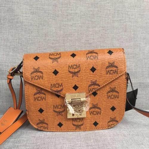 mcm铆钉蛇皮双肩包适合什么人背,mcm经典款双肩包新款和旧款的区别