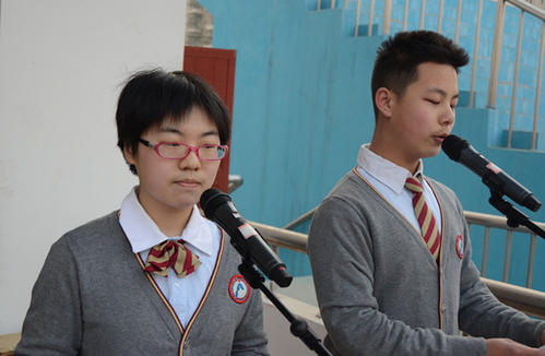 初中一直稳居班级前两名,初一到高三的成绩