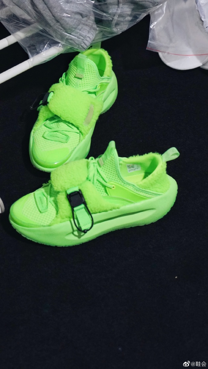 时装周新品拖鞋太帅了!外形惊喜,中底全掌䨻,这是李宁永远的神