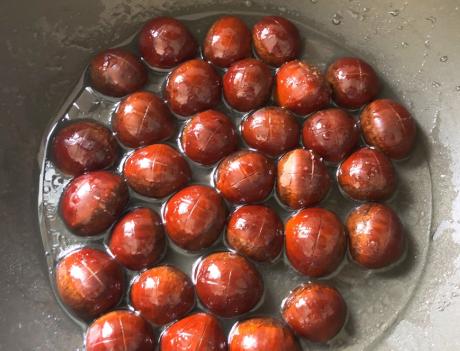 水煮板栗好剥壳怎么做,水煮板栗的正确方法煮多久