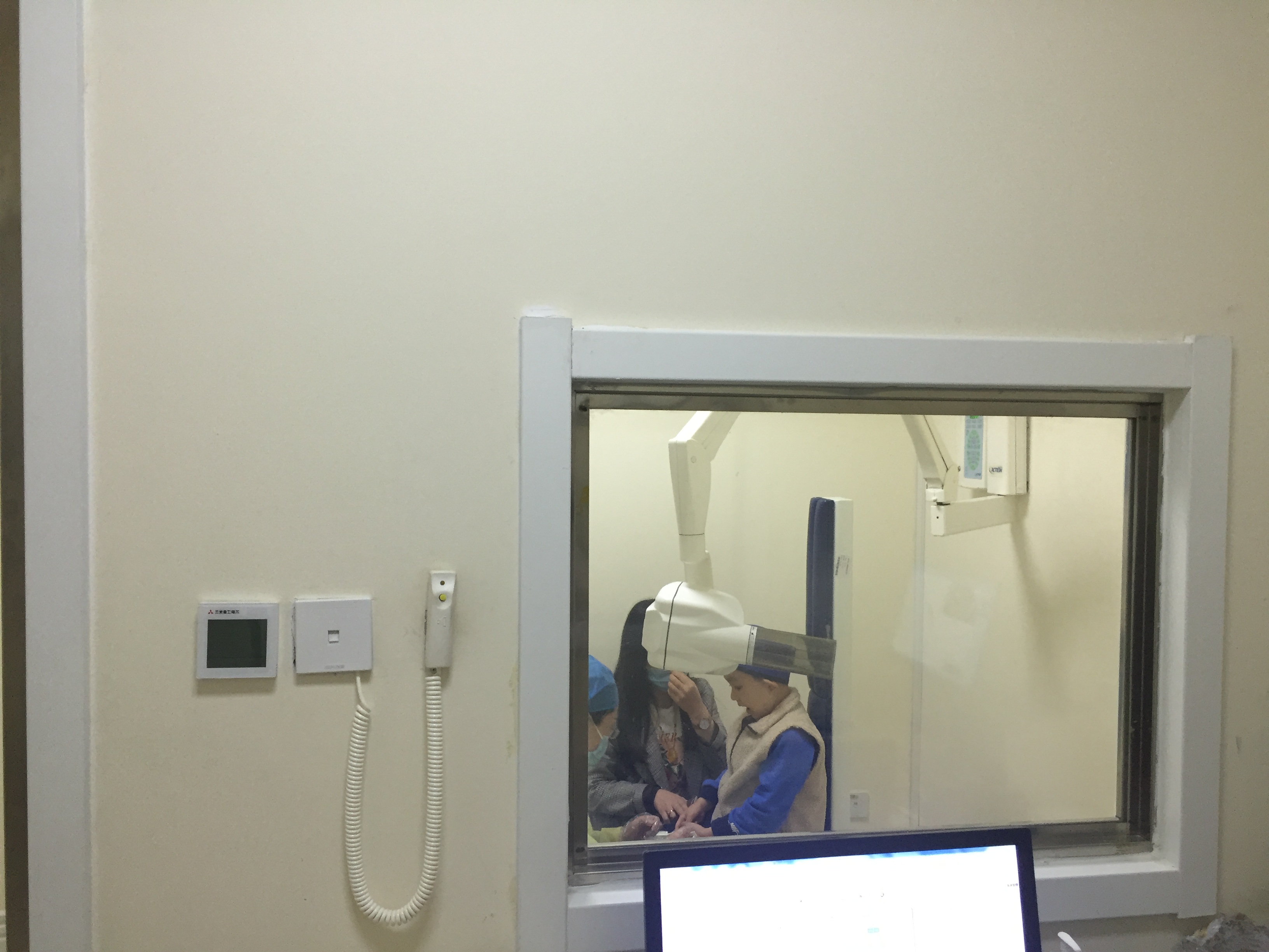 小孩新牙长歪了需要拔旧牙吧,小孩新牙齿刚长出来歪了怎么办