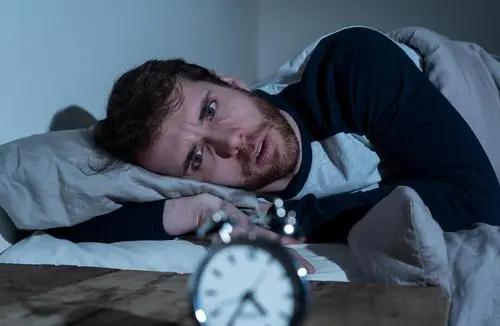 晚上关灯玩手机的危害,睡前关灯长期玩手机的影响