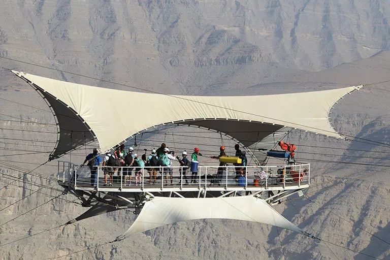 漂在迪拜隔壁,有28个足球场长,撞毁了飞机