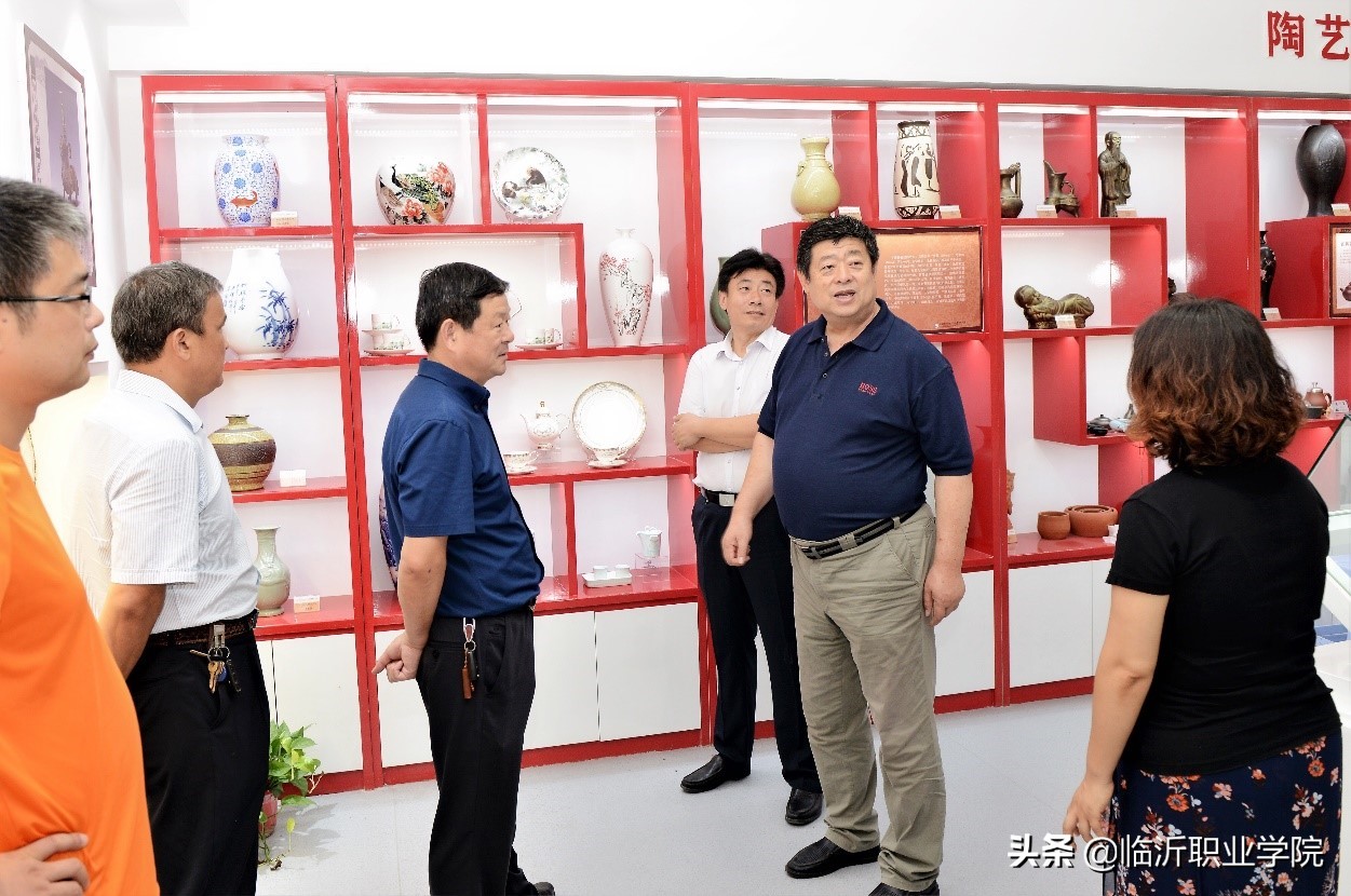 我校举行银凤陶瓷作品捐赠收藏仪式