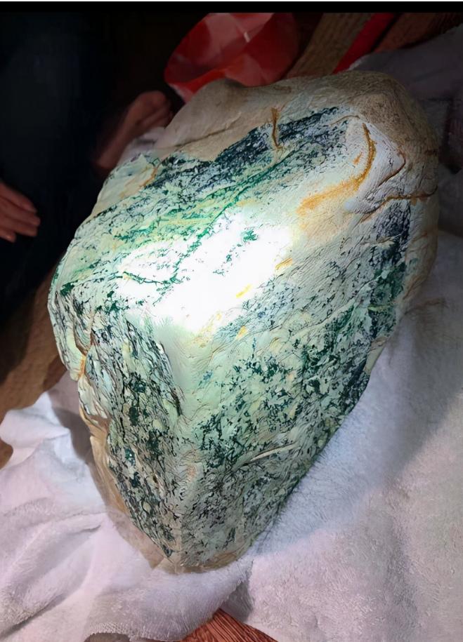 一块8000万翡翠原石会引起石界的大变动？