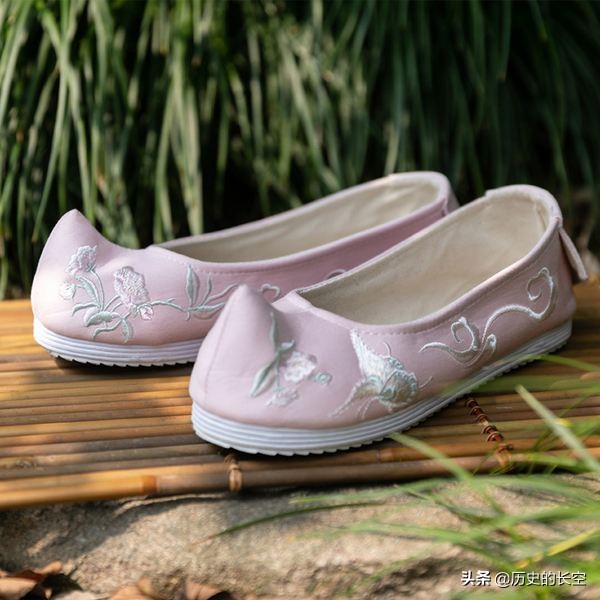 为什么古人的鞋子往上翘,古人的鞋子为什么都是鞋尖朝上的