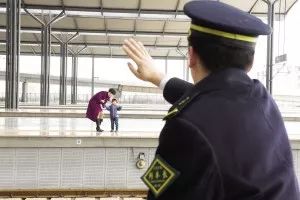 泪奔快递员,泪奔外卖小哥瑟瑟发抖泣不成声