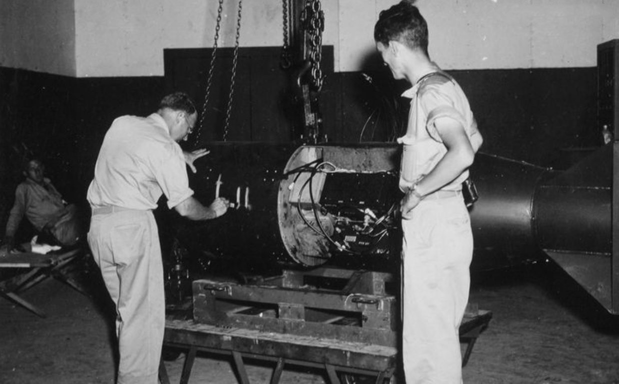 麦克阿瑟要向中国投原*弹子**，被杜鲁门撤职，毛主席一语道破其软肋