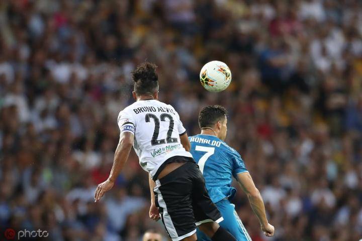 看c罗控球的小球员,c罗乔丹运动天赋对比