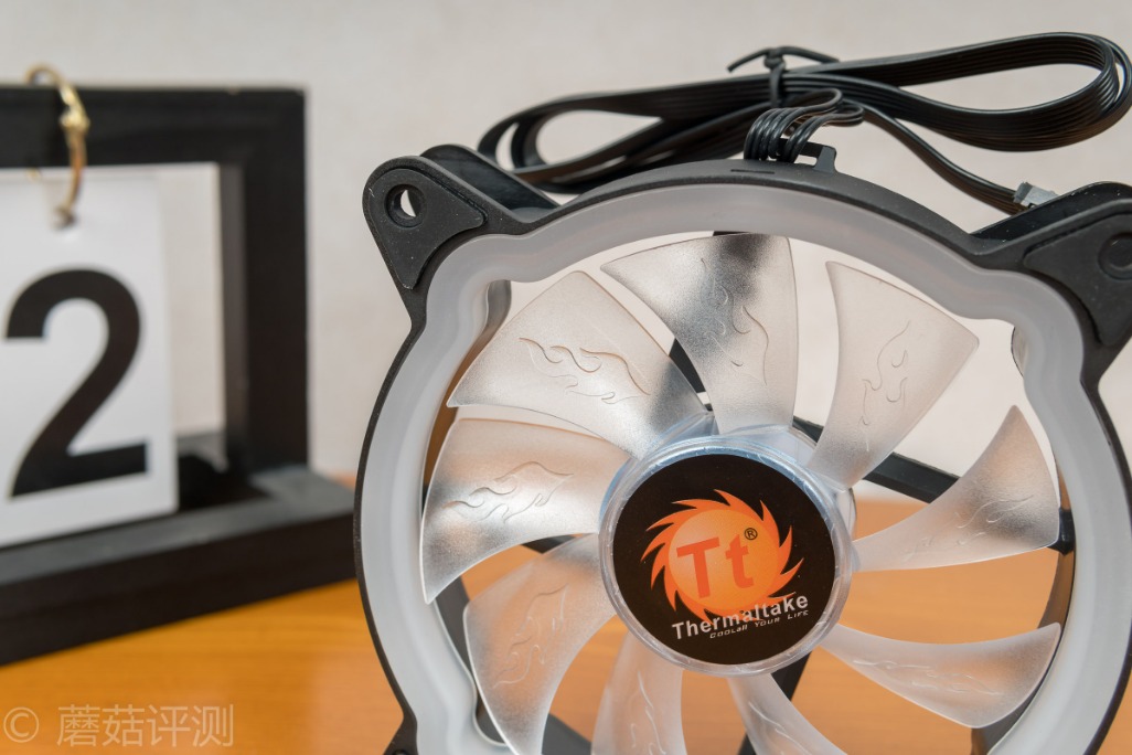 打造一款外观漂亮的机箱,从更换风扇开始——Tt玲珑RGB机箱风扇