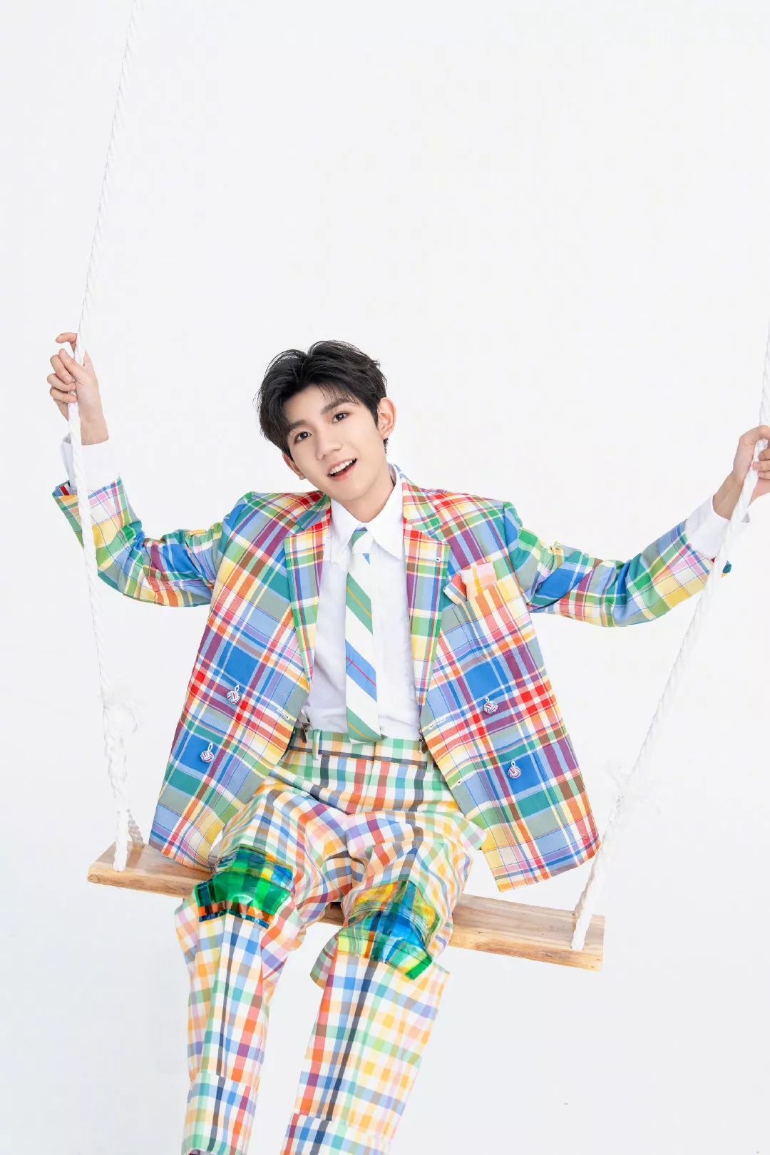 王源穿蓝色的西装图,王源穿黑色西装图片