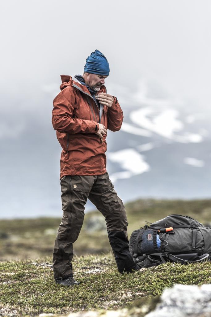 冲锋衣的选择保暖,硬壳冲锋衣材质是不是特别硬