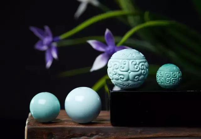 手串配饰是先盘还是先上配饰,沉香手串配饰和无配饰哪个好