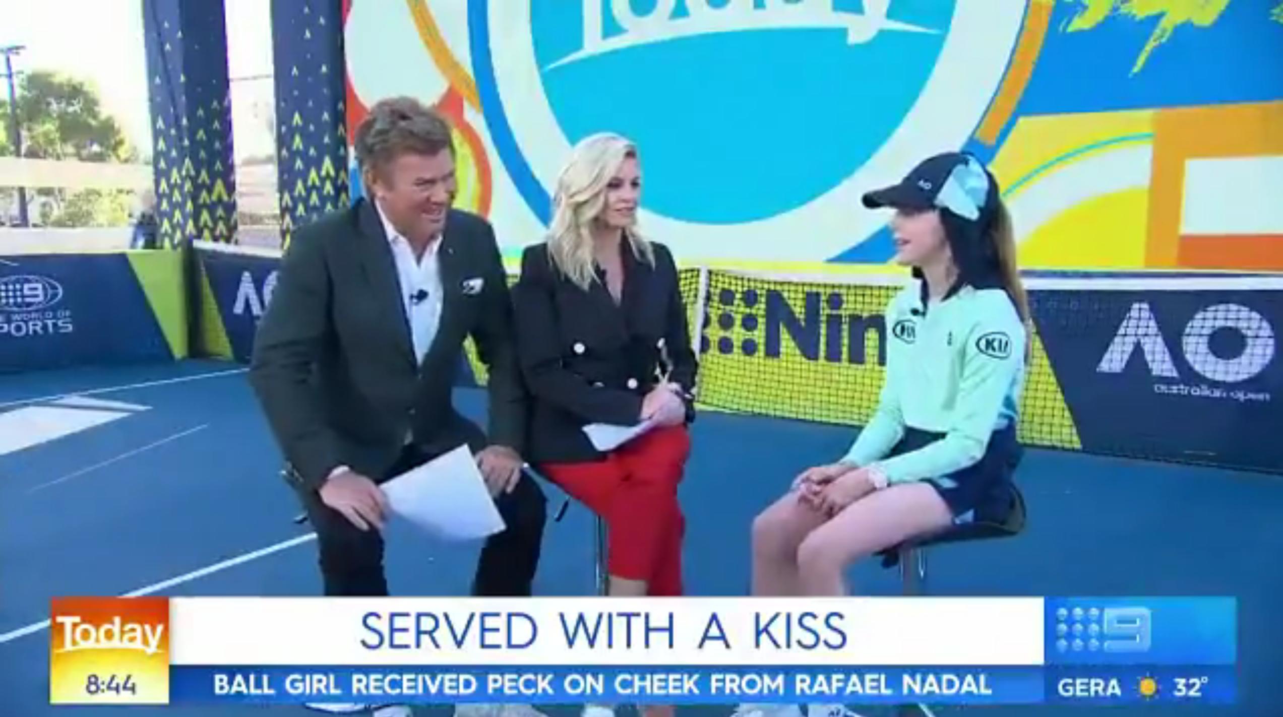 纳达尔亲吻球童视频,纳达尔暖心亲吻女球童引全场掌声