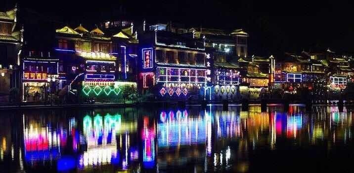 悠悠沱江：渔夫点亮边城夜，灯火照得凤凰醉！