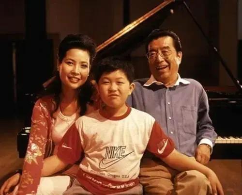 1990年，“歌王”李双江娶小27岁娇妻，没有想到23后竟被儿子坑惨