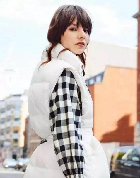 冬天时尚白色羽绒马甲穿搭,时尚百搭高档羽绒马甲穿出气质