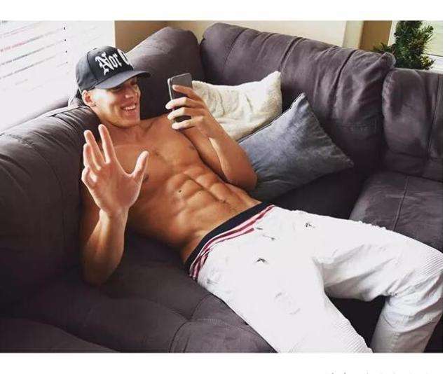 足球巨星的腹肌,体坛明星腹肌对比