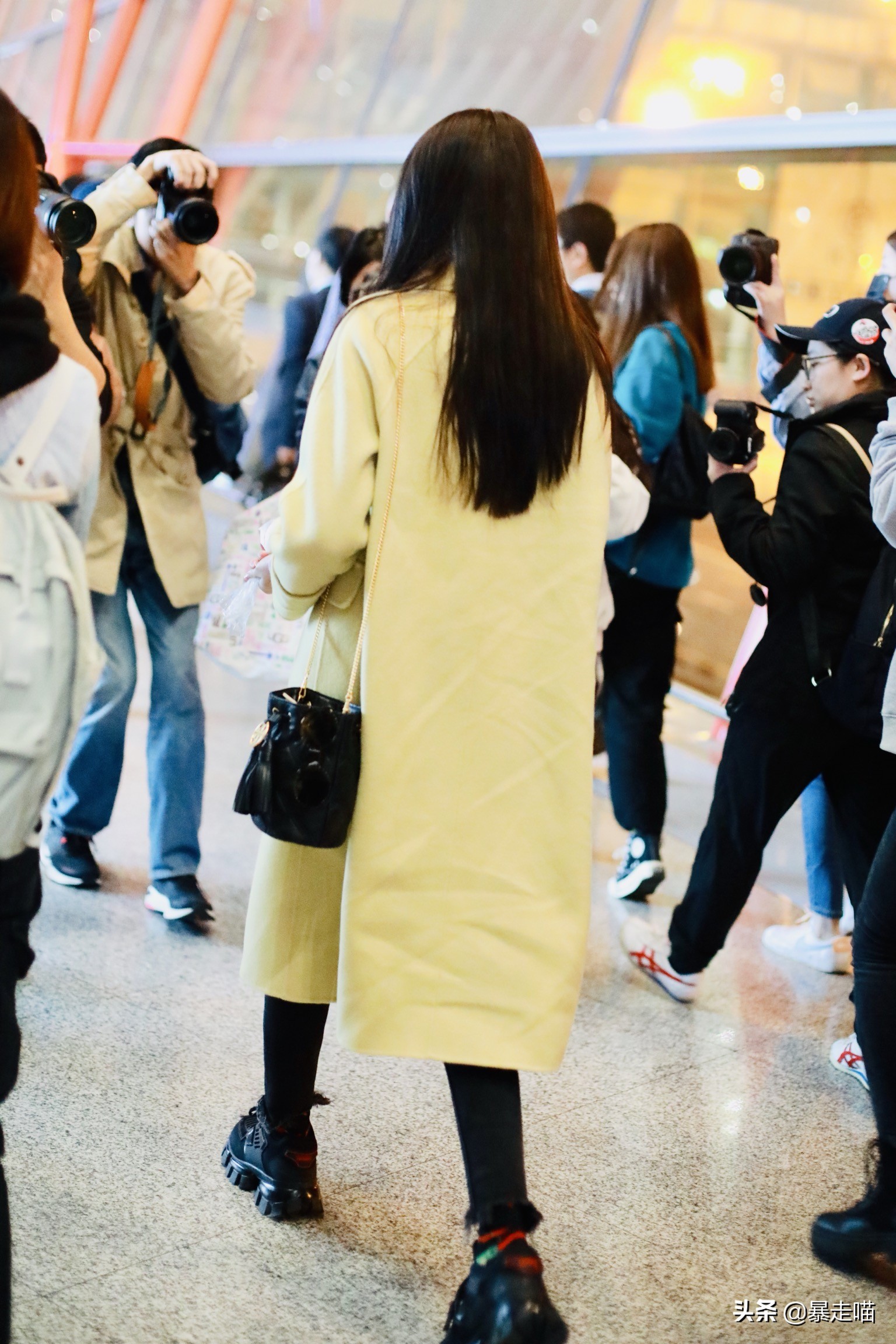 火箭少女机场偶遇,火箭少女机场眼神