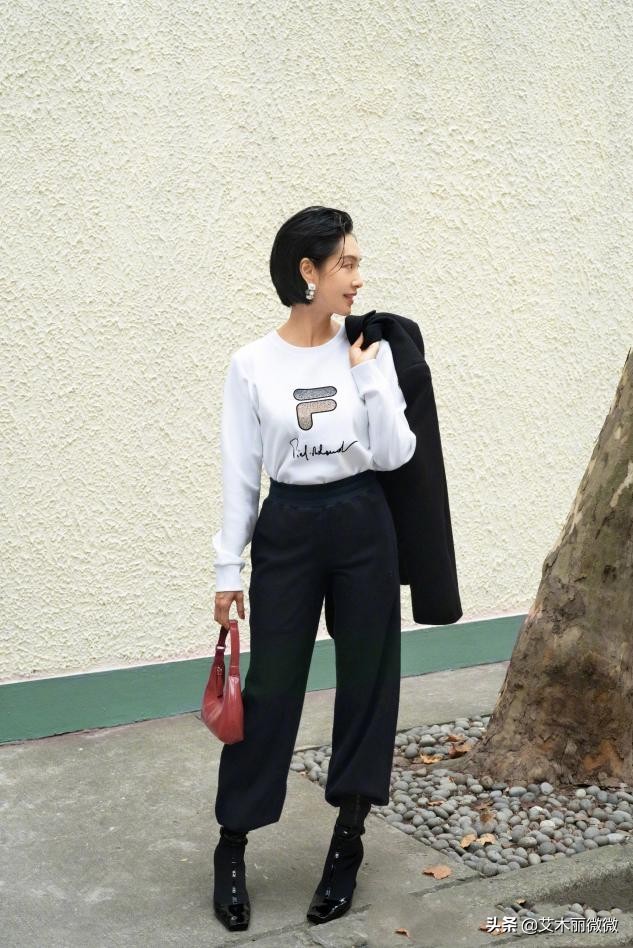 朱茵短发造型御姐范十足,朱茵穿黑色高垫肩流苏裙知性优雅