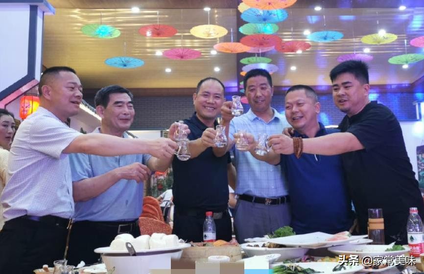 喝白酒：不懂礼仪怎么行，牢记喝白酒“4大礼仪”，做有涵养的人