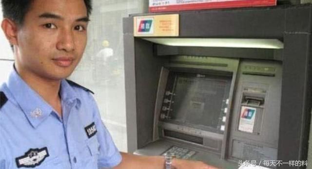 银行卡被吞了还傻傻的去柜台办吗，教你一招，一分钟取出银行卡