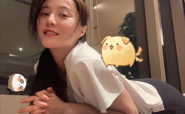 范冰冰露出真面目！宅家穿体操裤健身尽显翘臀，素颜白到发光