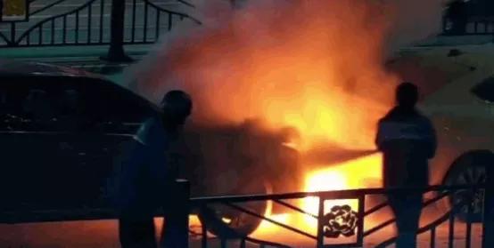 外卖小哥依靠反应救了自己一命,外卖小哥的救援瞬间