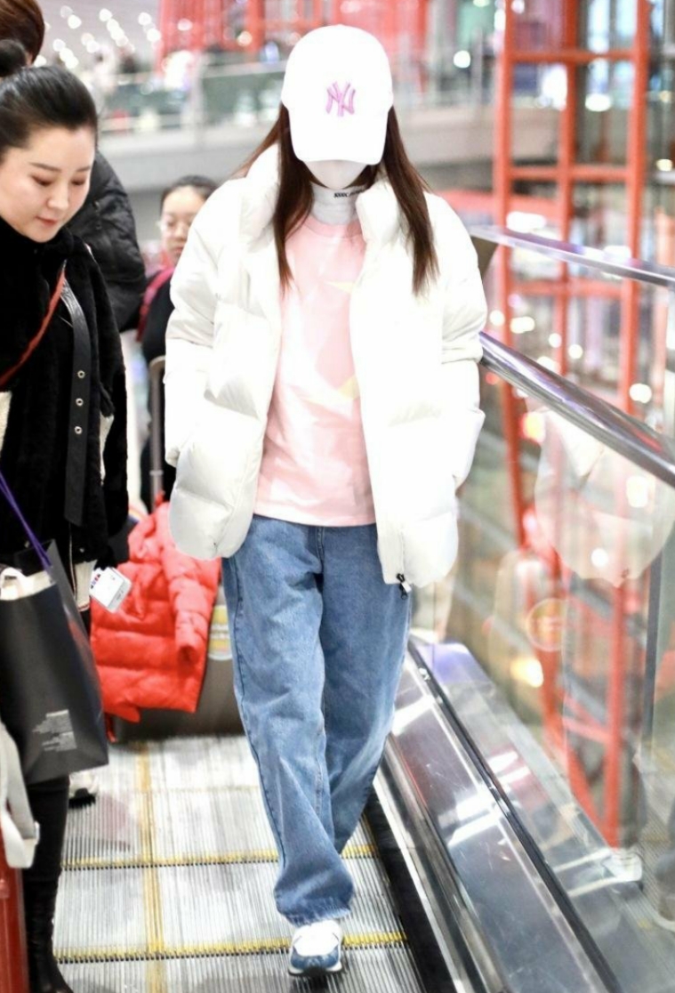 李小璐穿衣打扮显年龄小,李小璐潮装亮相机场嘻哈范儿