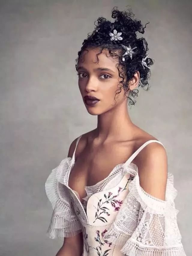 不佩戴金银珠宝,不佩戴贵重首饰