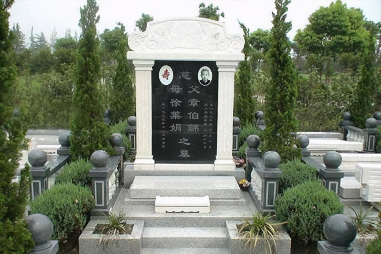 父亲墓碑后面刻什么字,墓碑上的碑文刻错了一个字怎么办