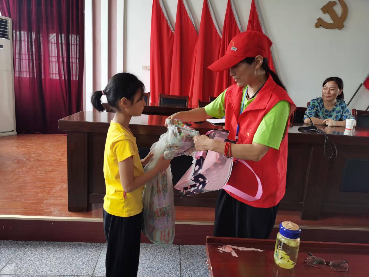 爱在双林的上空播洒——记潜山市源潭镇双林村扶贫队长周红荣