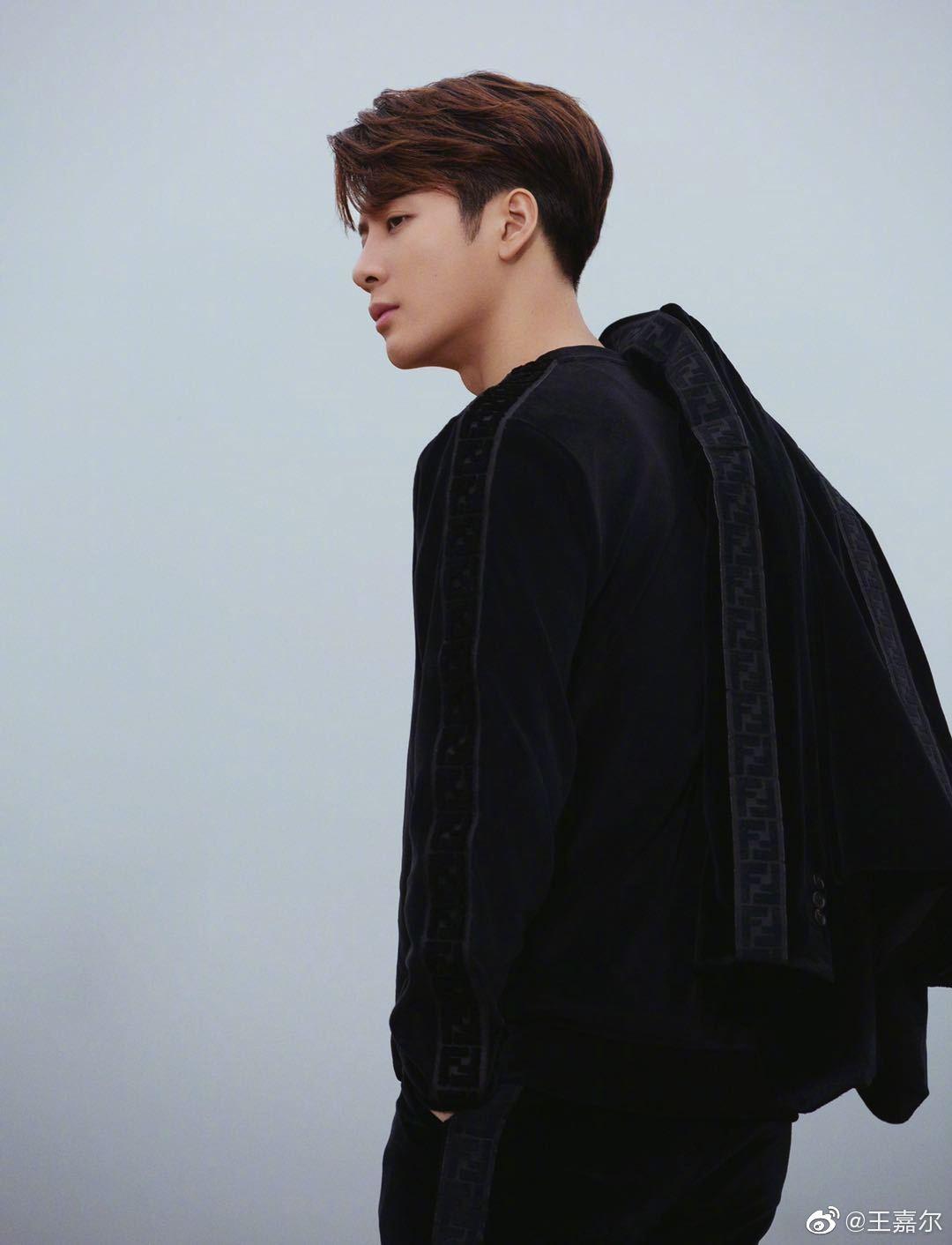 穿搭男生潮流大牌,男明星冬季最帅休闲运动穿搭