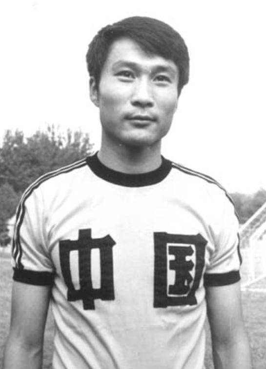 他和日本归化球员打架，46岁跑万米不输国脚，弟子骂他不懂球