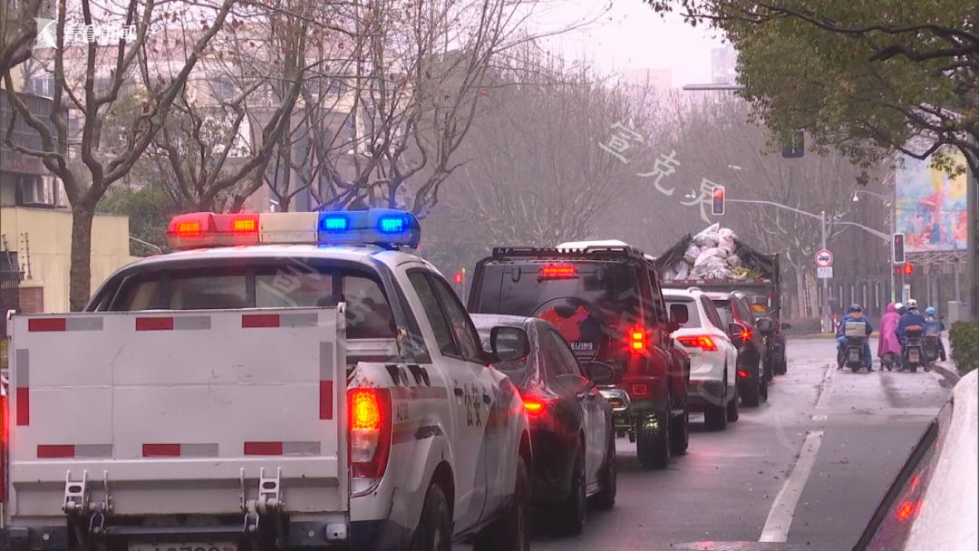 斑马线撞飞女孩后续,警钟长鸣逆行女子闯红灯