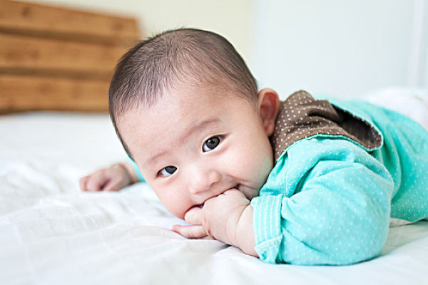 2岁小孩吃手要不要阻止,2岁孩子吃手要不要干预