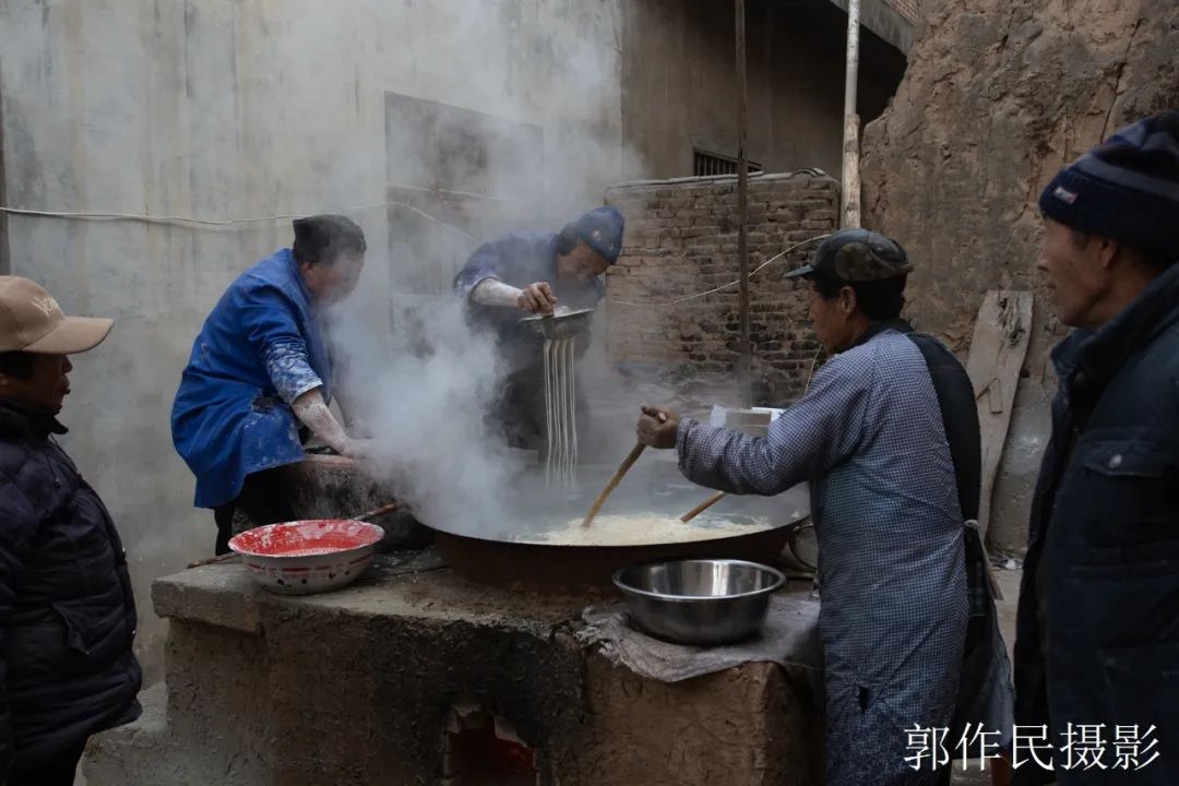 山东漏粉条的过程视频,漏瓢式粉条制作技术视频