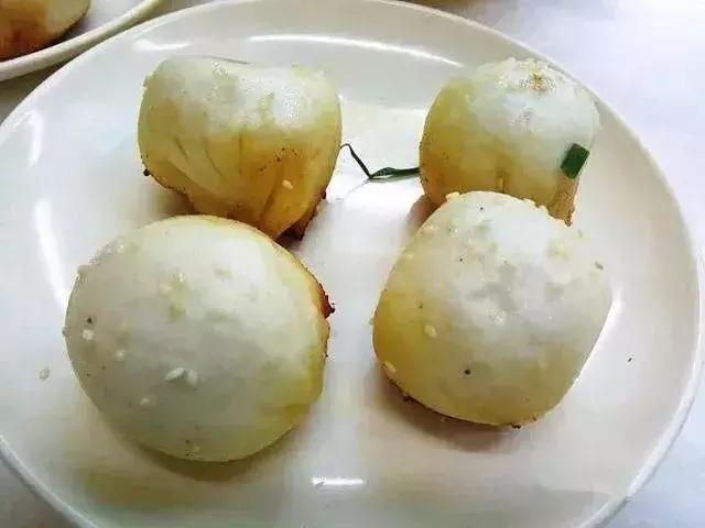 一口下去，满口留香，这便是生煎的魅力！好吃到舔屏！