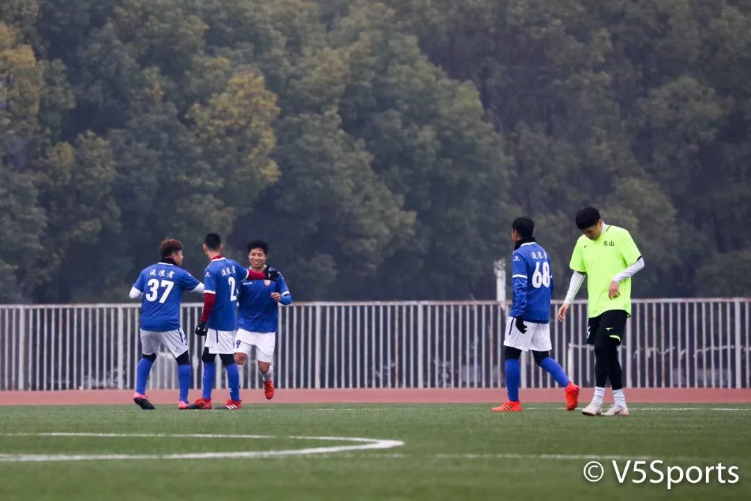 卓尔队长助阵“临空港杯”流浪者“破咒”夺冠