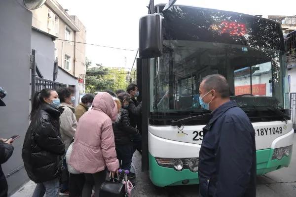 武汉温暖公交车,寒潮天气公交温暖乘客出行