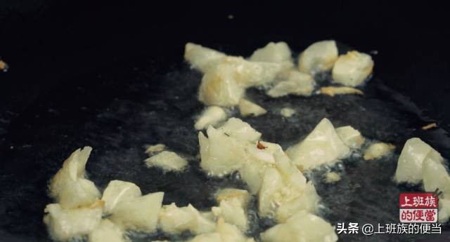 猪大骨和猪肚炖汤,猪大骨家常简单的炖汤过程