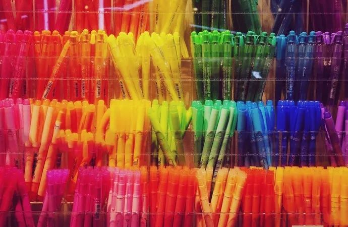 现在，全靠霓虹文具给我带来工作的归属感